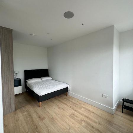 Luxx Apartment & Suites, London Heathrow Airport, Terminal 4, Piccadilly Underground Train Station Nearby! Hillingdon Exterior photo