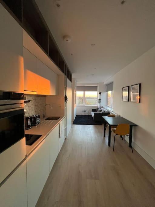 Luxx Apartment & Suites, London Heathrow Airport, Terminal 4, Piccadilly Underground Train Station Nearby! Hillingdon Exterior photo