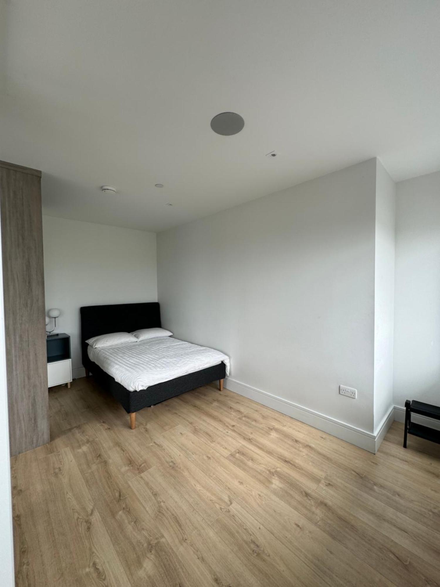 Luxx Apartment & Suites, London Heathrow Airport, Terminal 4, Piccadilly Underground Train Station Nearby! Hillingdon Exterior photo